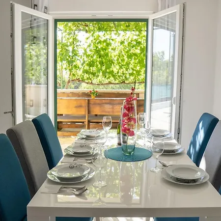 House Simani بيت للعطل